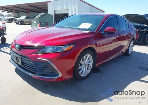 2021 Toyota Camry Le z USA, uszkodzony, nr VIN 4T1C11AK0MU459779